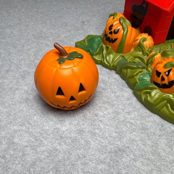 Vintage Peanuts Snoopy Halloween Doghouse Pumpkin Patch Display Figurine 2002 - Picture 8 of 13